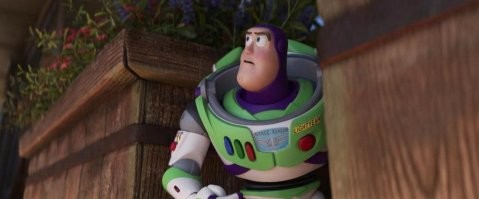 "Пиксар" крутейшие мульты делает. Четвертая часть "Истории игрушек" просто бесподобна, особенно учитывая что она круче всех предыдущих, а предыдущие наделали фурора, сорвали кассу и набрали наград. Качество картинки эволюционировало до запредельного уровня, внимание к мелочам и качество стоило $200лямов. 

Вижу автор подборки захватил даже японских мультипликаторов, но умудрился обделить вниманием мировое творение Хаяо Миядзаки - "Унесенные призраками" (2001). Оскар и еще вагон наград прилагается.

Великолепная киберпанк-адаптация классика Роберта Льюиса Стивенсона - "Планета сокровищ" (2002). По крутизне ни разу не хуже нашего "острова сокровищ", но нарисовано совершенно другими карандашами.

"Лило и Ститч" (2002) Романтичный, трогательный мульт, который будет интересен всем возрастам. Почти вся лента - череда угарных моментов с философскими терзаниями и ментальными посылами. Детям будет не только весело, но и полезно.

Жаль, что не попал в список из-за давности "Стальной гигант" (1999) - половину списка в топике заткнет легко за пояс. Гиганта озвучивал ВИн Дизель  Концовку без слез и соплей не всякий даже мужик выдержит, но это совершенно правильная реакция на неё. Весь мультфильм с ног до головы - шедевр.

Все работы в посте достойны внимания, но назвать все 64 потрясающими нельзя никак. Обычная копипаста автора без единого слова собственного мнения.