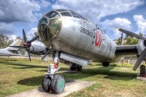 Бомба бомбой, а В-29 самолет классный. На мой взгляд - один из лучших в истории мирового авиастроения. Красавец (а некрасивый самолет, как известно, хорошо летать не может) и по тем временам сверхсовременный. Благодаря стечению обстоятельств в СССР его сумели скопипастить практически один в один и получился первый отечественный "стратег" Ту-4 - прародитель Ту-16 и Ту-95, который уже 1947-м продемонстрировали широкой публике на воздушном параде в Тушино.