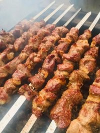 1. Соль
2. Много репчатого лука кольцами (хорошенько подавить, чтобы дал сок)
3. Минералка сильногазированная
4. Кинза (можно молотую, но лучше цельную в ладонях подавить)
5. Зра (тоже сначала раздавить в ладонях, чтобы запах дала)
6. Чёрный молотый душистый перчик
7. Красный молотый перчик (немного, для пикантности)
Ну и мяско - свежая баранинка, с курдючным жиром.