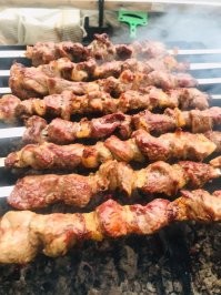 1. Соль
2. Много репчатого лука кольцами (хорошенько подавить, чтобы дал сок)
3. Минералка сильногазированная
4. Кинза (можно молотую, но лучше цельную в ладонях подавить)
5. Зра (тоже сначала раздавить в ладонях, чтобы запах дала)
6. Чёрный молотый душистый перчик
7. Красный молотый перчик (немного, для пикантности)
Ну и мяско - свежая баранинка, с курдючным жиром.