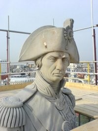 Нельсон не был слепым на один глаз, отнюдь! В 1794 году при осаде французской крепости Кальви на палубе его корабля разорвалось пушечное ядро, и щепа от досок повредила флотоводцу правый глаз, да так серьёзно, что он едва не вытек. И хотя глаз почти полностью утратил остроту зрения, выглядел здоровым. Причём настолько здоровым, что Нельсону с большим трудом удалось убедить комиссию военно-морских сил Великобритании, что он имеет право на пенсию по инвалидности.
 На самом деле Нельсон никогда не носил глазную повязку. Он вообще не носил ничего на поврежденном правом глазу, а вот единственный здоровый глаз   левый   адмирал прикрывал от солнечных лучей специальным наглазником, вделанным в шляпу.
Вы не найдете ни одного портрета тех лет, где Нельсон был бы с повязкой, и, вопреки убеждению большинства людей, якобы "видевших собственными глазами", колонна на Трафальгарской площади изображает великого адмирала без всякой повязки. Черную глазную повязку стали пририсовывать лишь после смерти Нельсона   для придания большего пафоса его портретам.