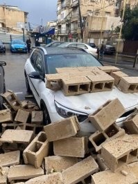 African style, в Анголе из таких кирпичиков, которые местные босяки на улице штампуют, дома в три этажа клепают.  Слетела машина с дороги на повороте - проехала через будто бы дом легко.