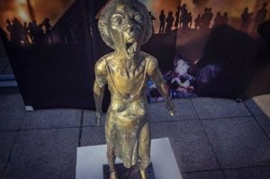 Тебя мамка потеряла, а ты тут соплёй исходишь.