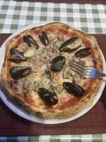 Были тут у нас на прошлой неделе, 4 праздничных выходных с четверга по воскресенье, сгонял на них на Сицилию в Палермо, взял перед отъездом домой такую пиццу, думал будет вкусная, оказалось ниче особенного, а мож даже и хуже, хотя по отзывам в гугле были норм оценки заведению.