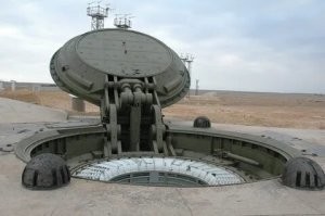 Свод шахты сверху имеет только прямоугольные люки, что для запуска чего-то типа ракеты, неподходит от слова - совсем!! Нет сдвижной - или поворотной крышкой - люка. Или ракета в разрезе прямоугольная 
Опять же шахтные пусковые строятся из расчёта дежурства и обслуживания нескольких ракет - боевого состава.
Здесь одиночная цилиндрическая шахта с другим целевым назначением...