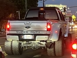 Что тут прикольно непонятного?
Обычный фермерский трак. Двойные колеса колею на поле не оставлять. Сетка с расширителем на выхлопной.