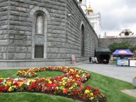 Я что-то не понял,а в чём новость и проблема?Почти при всех храмах есть подобные объекты,трапезные.Ларьки,павильоны,харчевни...Я много где бывал и никаких проблем.Например в Форосе в Храме Воскресения Христова замечательная чебуречная из покон веков функционирует.Народ туда а гору специально за чебуреками ездит.Пекарни при церквях обычное дело.Молочную продукцию из монастырей много где при храмах продают.Даже в Храме Христа спасителя есть трапезная-столовая открытая для всех желающих с бизнес-ланчем.Почему бы и нет?
