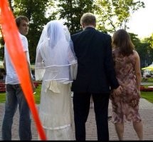 Женихи на свадьбе всегда сильно нервничают , просто не знают за что ухватиться ...