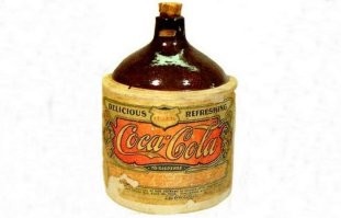 Coca-Cola была первоначально создана в качестве лекарства фармацевтом Джоном Пембертоном в Атланте в 1886 году. Сначала она продавалась как лекарство для лечения зависимости от морфия и опия (предназначалась для ветеранов войны), а в ещё колу рекомендовали от депрессии, неврастении, а также при заболеваниях желудка, кишечника и почек.