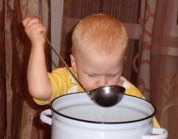 Гораздо эффективнее, чем ложкой и, особенно, вилкой.