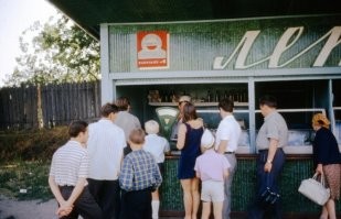 Технически это возможно 50-е, эти весы выпускались с 1959, и так обрезать платье где-то может и было нормой.
Но всё равно странно. Есть современники тогдашние?