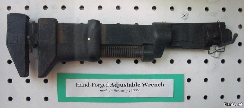 Так то это разводной ключ американского типа "Monkey wrench". Он широко использовался в 19 и начале 20 века.