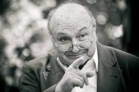 Странно! Я с удовольствием пересматриваю выступления Райкина старшего, но почему никто не вспоминает Жванецкого? Ведь самые сильные репризы и миниатюры для Райкина написал именно он. При этом ни на афишах, ни в интервью Аркадий никогда его не упоминал, по моему не честно забывать об одном из самых интеллектуальных авторов юмора.