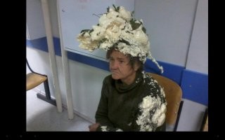 Чудак разбил камнем баллон с монтажной пеной