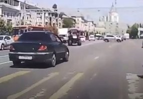 Кто ж его бедного резанул? Нажрался небось, на чистой дороге вензеля выписывать!