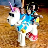 Это разводной ключ-молоток, возможно брелок.
Динамометрический или непосредственно указывает усилие закручивания, или ограничивает его.



Негров в принципе можно назвать мартышками