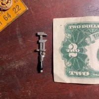 Это разводной ключ-молоток, возможно брелок.
Динамометрический или непосредственно указывает усилие закручивания, или ограничивает его.



Негров в принципе можно назвать мартышками