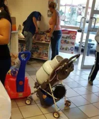 Действительно, непонятно. Баллон должен быть внизу, а ребёнок сверху.
 Иначе конструкция не взлетит. 
Белый окрас - ацетилен?