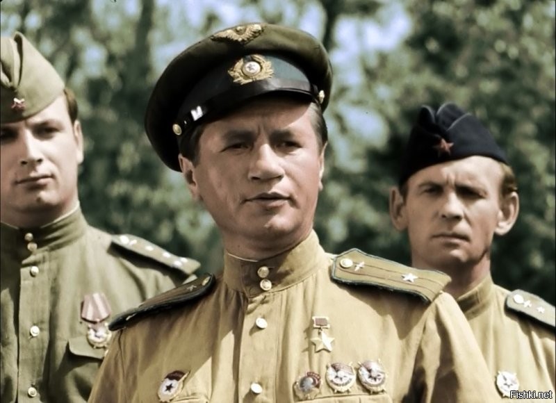 Да у нас многих актёров путают с персонажами

Если смотреть «Простоквашино» с закрытыми глазами, вы услышите, как Вальтер Шелленберг выговаривает графу де Тревилю за то, что тот купил кеды вместо валенок
