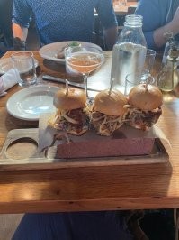 За такие бургеры надо тому, кто их делал этим-же кирпичом.