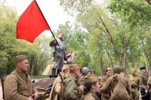 Коспле й -  перевоплощение в различные роли, заключающееся в переодевании в костюмы и передаче характера, пластики тела и мимики персонажей компьютерных игр, кинематографа, литературы, комиксов, аниме и манги. Как правило, это увлечение включает в себя изготовление костюма и элементов атрибутики выбранного персонажа. Имеет некоторую связь с ролевым движением (отличие в том, что косплей не предполагает развития сюжета и характера персонажа, а концентрируется на характерных особенностях, описанных в источнике), а также с исторической реконструкцией (требует детального воссоздания исторического прототипа).   - так гласит Википедия.

По сути военно-историческая реконструкция боевых сражений тоже своего рода косплей