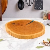 Чаще всего так поступают какие-нить хипстеровские кафешки и забегаловки, которые открываются на чистом  энтузиазме, с минимальными вложениями. В таких случаях, покупать качественную ресторанную посуду - это очень дорого (она отличается от домашней, устойчивостью к износу и многократным помывкам), поэтому идут на ухищрения - типо смотрите какие мы креативные, и начинают подавать блюда на газете, на картонке, на куске жести, в пластиковых ведёрках, распиленных радиаторах отопления итд.
Самое простецкое и незатейливое, что я встречал - кругляши от ствола берёзы, нарезанные бензопилой. Ну а чем не тарелка? :)

В общем, видите в заведении общепита, какие-то выкрутасы с посудой - чётко знайте, тут шибко экономят, а мамины тарелки с кухни постеснялись принести. Логично дальше задуматься о качестве продуктов, раз даже на нормальные тарелки денег не нашлось.