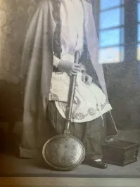 На этом фото я вижу сразу два варианта грелок для постели!