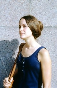 Нашел эту фото в пикабушном посте про 70-е.
И там даже вроде эта девчонка обернулась)