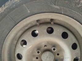 Видели. 2 камеры, для повышения надежности при поездках в тяжелых условиях или на лютый дальняк. Одна камера пробита, нашел гвоздь, вытащил, докачал вторую и поехал дальше.