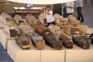 А чего-то мне кажется, что они были сделаны стоять вертикально, а не лежать .... Иначе нет смысла в таком массивном квадрате у ног.