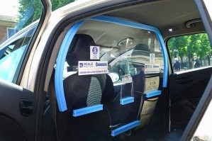 Вот я изначально был против того чтоб в такси допускали необорудованные автомобили.
1 - Водитель защищён от нападения всякого неадеквата сзади (можно хоть как в Америках поставит пуленепробиваемую перегородку и в случае чего блокировать двери и везти неадеквата в ближайший околодок)

2. Из-за уханьского вируса (да и в целом, есть ещё туберкулёз, ОРВИ итд), было бы неплохо иметь какой-то барьер от десятков пассажиров которых таксисты перевозят за день

3 -И чтоб всякая пьяная мразь или истеричная баба, не отвлекали человека во время движения.

Если уж не полная изоляция, то  хотя бы временная съёмная конструкция, которую можно в любую машину поставить, коли ты решил таксовать на своей.
Понятно, что не ультимативная защита, но хоть как-то. Возить приходиться разношёрстную, зачастую публику.. мало ли чё они там себе сзади сидя, надумают нехорошего и выкинут.
В общем будь я таксистом, я б первым делом себе в машину что-нить подобное вкорячил.