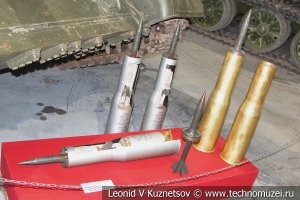 С Т-62 всё понятно, танков много на базах хранения, пушка там относительно мощная, снарядов под неё наклепали ещё в Союзе с избытком, а так как в зоне конфликта нет особой опасности принимать в лоб подкалиберные боеприпасы, то речь идёт в основном за мобильные ПТУР-ы, которые посредством кумулятивной струи продавливают броню современных (ну назовём Т-72Б3 так) танков, после чего зачастую воспламеняют боекомплект внутри, который состоит из метаемого заряда и порохового, которые заключены в частично сгораемую гильзу, которая в свою очередь, очень классно воспламеняется от высокотемпературных фрагментов кумулятивной струи или внутренних осколков брони, которые она продуцирует (увы и ах, отечественные танки, до сих пор в общей массе своей, не обшиты изнутри кевларовым покрытием), после чего танк разносит на составляющие и радует противника метаемой вверх башней. (Не всегда, зачастую экипаж успевает спастись, если  хорошо обучен , натренирован и вовремя среагировал на возгорание боеукладки).
А вот в Т-62, заряды унитарные, они куда более стойко могут переносить попадание внутрь танка кумулятивной струи. И если прям вот в снаряд она не попадёт, то он и не взорвётся. 
В создавшихся условиях имеем дешёвый, массовый танк, простой в обслуживании и обучении экипажей, с большой номенклатурой боеприпасов с повышенным резистом от ПТРК.  Ещё б к нему Контакт-1 какой из динамической защиты прикрутить, вообще б хорошо было. Ну и некоторые узлы поменять, вроде станций связи и приборов наблюдения.
У меня другой вопрос.. где в зоне боевых действий наши хвалёные Арматы с активной защитой? Где беспилотные роботы Уран-9? Робот Фёдор в конце-концов? Руководство страны так чванилось этими разработками, делало им экспортные паспорта, чтоб можно было всяким арабам продавать.. а по факту что? Ничего, воюют на дедовской технике, катаются на всяких Т-72 и их развитии Т-90 (я всего пару штук в ТГ каналах видел), БМП 1\2, БТР-82..  Где все новинки военпрома? Почему гибнут солдаты, работая с устаревшими образцами вооружений?  Даже MRAP Тайфунов я видел всего пару штук.. в основном все те же БТР или прости господи обычные грузовики Урал. Т-90М, отличные танки, почем их там всего пару штук? 
Абстрагируясь от поиска правых и виноватых - война  это всегда выставка вооружений и рекламам своего ВПК, куча глаз смотрит на конфликт из-за границы и анализируют что да как применяется и какие потери. Ладно в Сирии не поставили, везти далеко, снабжать и чинить сложно, есть опасность что арабы профукают армейским способом.. но на Украине-то почему бы не выступить всей технологичной мощью, почему бы не показать превосходство задействовав современную технику? Нельзя ж так, сжигать своих солдат коробками, как спички. Да и противник бы с больше вероятностью сдался бы быстрее, увидев пропасть в отрыве военных технологий. Тоже между прочим живые люди, их бы тоже меньше погибло.
Тут выводы печальные, либо всё это был пустой трёп и разворовывание военного бюджета, а по факту техника просто для парада и для выставок, но никак не для боевых действий, либо Россия не может себе позволить выпуск современных образцов вооружений, в сколь значимых бы количествах, либо высшему руководству наплевать что погибают военнослужащие, и им жалко гробить дорогие танки в войне, либо тут какой-то супер хитрый план, который я не понимаю.

Я вот не военный и не специалист в  этой теме, кто может мне объяснить за это дело?