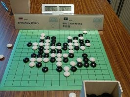 пять фишек в ряд называется Рэндзю. Игра реально захватывающая и заставляющая думать пожалуй, не меньше чем в шахматы