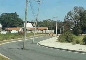 Ну видно же, что справа новую линию тянут и дорога пока не используется, в конце тупик.