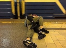 Ну не знаю как вы,а я бы таких скидывал на рельсы.