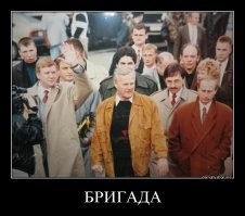 Ничего ему не будет!
У него крыша, сам ВВП.
Если бы хотели арестовать и посадить, то не дали бы выехать из России.