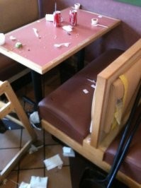 Чаще всего мамаши с детьми. Они обычно своим корзиночкам разрешают всё (ну а как иначе? на ребёнка нельзя кричать, он же маленький,  это такой креативный), а потом резко вспоминают что им надо на распродажу подгузников, или какое-то дитятечко раскапризничалось и спать пора укладывать - резко бросают весь срач там где сидели, и испаряются.
Вот работал студентом в Маке, всякого повидал, и бомжей, и наркоманов, и алкашей и невоспитанных подростков и всякое иное быдло. Так вот их всех если взять, то по отношению к срачу, который они все вместе оставляют порой.. это 20%, остальные 80% это свиноматки со своими личинками.
Мы 2-а экскурсионных автобуса как-то раз приняли, там дети шибко безобразничали.. но учительницы бегали и метко раздавали подзатыльников всем, кто не мог кушать свой хэппи мил аккуратно.. а это почти 100 детей было единовременно. Так вот даже после них не было такой грязи, какую зачастую оставляет одна или две мамаши с детьми.
*Не все разумеется. Но статистика удручающая.