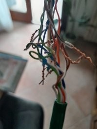 Для таких целей скрутка должна быть со сдвигом по каждой паре на сантиметров 5. Примерно как на втором фото. У меня так одно время было скручено в двух местах, гигабит держало стабильно и без потерь.
А потом я скомуниздил с работы два конекшн бокса, там все еще удобнее ) И так же потерь 0 при гигабитной скорости.