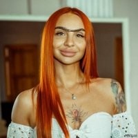 я сначала подумал что у нее волосы меж грудей растут