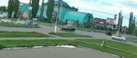 Вот 
1 скрин момент проезда стоп-линии что не формально запрещено (запрещено трогаться)
2 скрин момент удара еще желтый сигнал
3 скрин доли секунд после дтп загорается красный

Поэтому тойотовод поторопился и виновен.
Надо прям очевидные вещи объяснять и скрины прикладывать?

Конечно лучше не проскакивать, как калиновод, но формально он ничего не нарушил и была бы камера, камера бы фиксировала бы стоп-линию только после включения красного сигнала (а вот при троганье фиксация стоп-линии отключается после включения зеленого сигнала).

При всем этом у калиновода могла быть задержка зеленого сигнала. Если со стороны тойты загорелся красный, не обязательно, что со стороны калины тоже будет красный. Поэтому тойоте надо было убедить что со встречки уже никто не едет и только потом осуществлять маневр поворота.