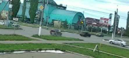 Вот 
1 скрин момент проезда стоп-линии что не формально запрещено (запрещено трогаться)
2 скрин момент удара еще желтый сигнал
3 скрин доли секунд после дтп загорается красный

Поэтому тойотовод поторопился и виновен.
Надо прям очевидные вещи объяснять и скрины прикладывать?

Конечно лучше не проскакивать, как калиновод, но формально он ничего не нарушил и была бы камера, камера бы фиксировала бы стоп-линию только после включения красного сигнала (а вот при троганье фиксация стоп-линии отключается после включения зеленого сигнала).

При всем этом у калиновода могла быть задержка зеленого сигнала. Если со стороны тойты загорелся красный, не обязательно, что со стороны калины тоже будет красный. Поэтому тойоте надо было убедить что со встречки уже никто не едет и только потом осуществлять маневр поворота.