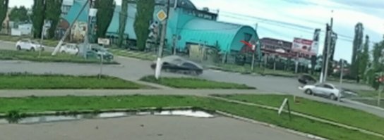 Вот 
1 скрин момент проезда стоп-линии что не формально запрещено (запрещено трогаться)
2 скрин момент удара еще желтый сигнал
3 скрин доли секунд после дтп загорается красный

Поэтому тойотовод поторопился и виновен.
Надо прям очевидные вещи объяснять и скрины прикладывать?

Конечно лучше не проскакивать, как калиновод, но формально он ничего не нарушил и была бы камера, камера бы фиксировала бы стоп-линию только после включения красного сигнала (а вот при троганье фиксация стоп-линии отключается после включения зеленого сигнала).

При всем этом у калиновода могла быть задержка зеленого сигнала. Если со стороны тойты загорелся красный, не обязательно, что со стороны калины тоже будет красный. Поэтому тойоте надо было убедить что со встречки уже никто не едет и только потом осуществлять маневр поворота.
