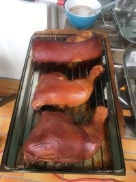 Есть такая , толку от нее очень мало ,  вот фотки продукции из нее :) Фотки правда старые и коптильня эта где то в гараже на старой хате , как всегда выкидывать жалко . Не только фины , первыми ее придумали в барибикок и очень давно , по мне так лет 7 назад .