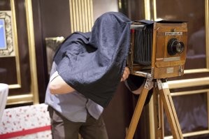 11. У нас в фотоателье такой фотик был аж до начала 2000х, до появления цифровых. Фоткал на пластинку, фотограф укрывался тряпкой, всё как в 19м веке. На фото если не точно такой, то очень похожий фотик
