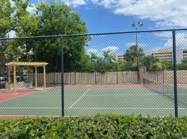 Похоже что это "хупа" - место для бракосочетания  среди евреев. Там стоят жених с невестой во время свадебной церемонии. Раввин читает благословение, жених разбивает (ногой) бокал, целует невесту и они становятся мужем и женой. 
Но все же почему на теннисном корте?