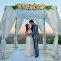 Похоже что это "хупа" - место для бракосочетания  среди евреев. Там стоят жених с невестой во время свадебной церемонии. Раввин читает благословение, жених разбивает (ногой) бокал, целует невесту и они становятся мужем и женой. 
Но все же почему на теннисном корте?