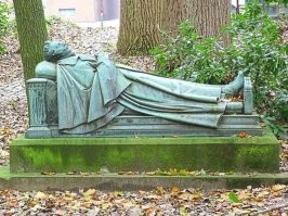 В нашем городе есть такое . Раньше у него в руках был кинжал но его украли. И замечу что украли в Германии а не России.