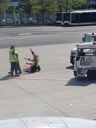 Скорее обряд перед вылетом...
(Это аэропорт).