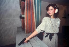 За положение сгиба фаланги на спусковой крючок, нас инструктора нещадно "пи*дили"