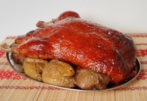 Завернуть мясо или начинку в любой пищевой листовой продукт-большого ума не надо, от того и у разных народов  существуют схожие рецепты. Что касается голубцов, дальше всего продвинулись венгры. Они используют голубцы не как самостоятельное блюдо, а как составляющий компонент к утке. Блюдо называется Утка "Вайдахуньяд". О нем еще Лукьяненко в "Спектре"  хорошо упоминал.